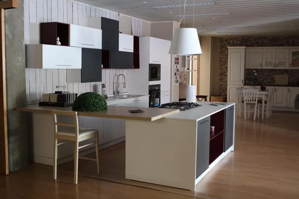 Interno dello showroom Mobili Rocca a Broccostella